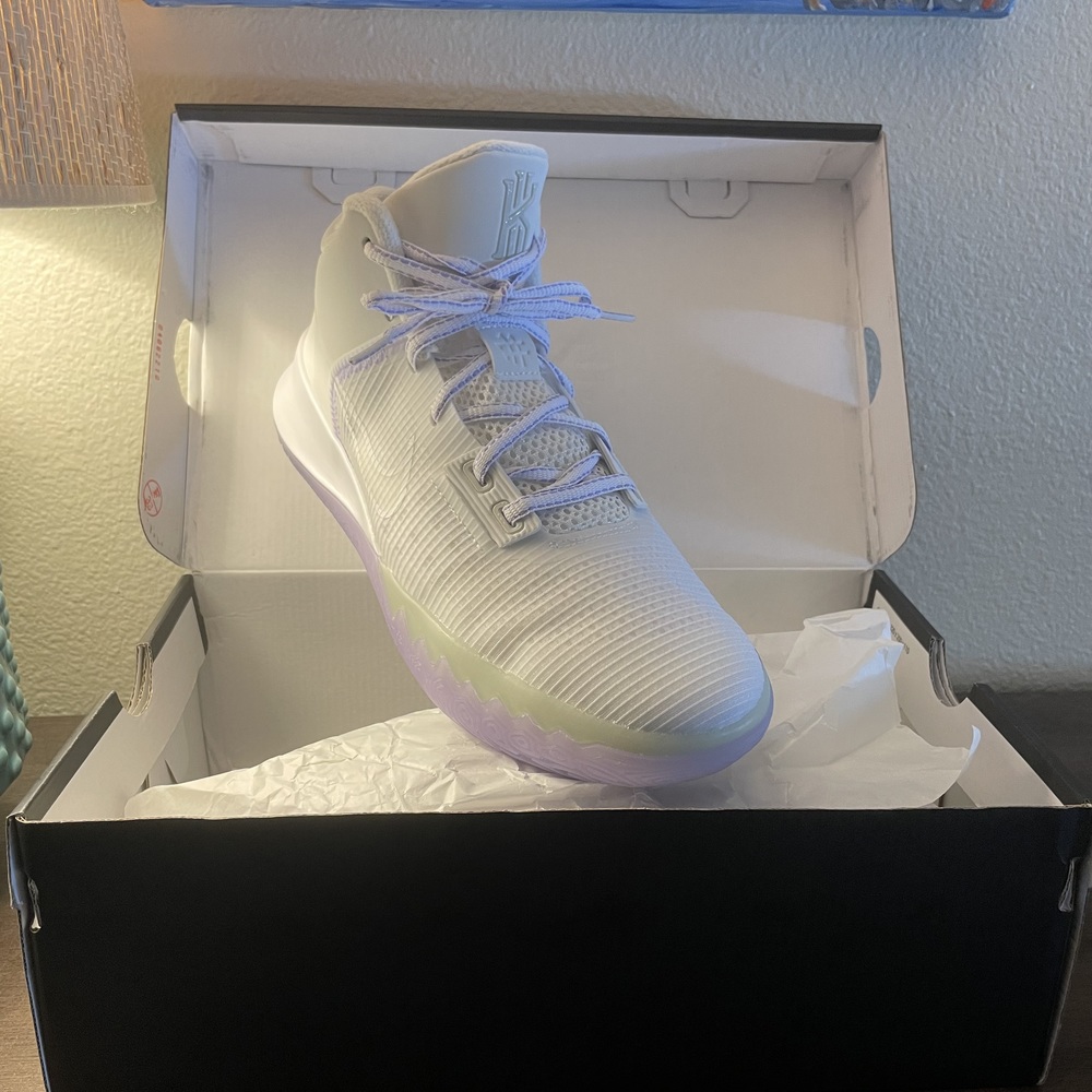 NWT Nike Kyrie Flytrap 4 White Purple Pulse - Men's 7.5 / Women's 9